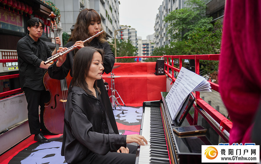 “爱乐巴士”“娱”你相遇(图2)