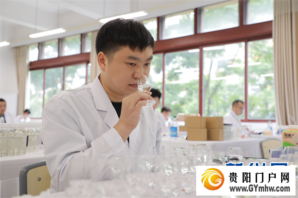 90名酒体设计师在茅台展开“舌尖上”的比拼(图6) 90名酒体设计师在茅台展开“舌尖上”的比拼(图6)