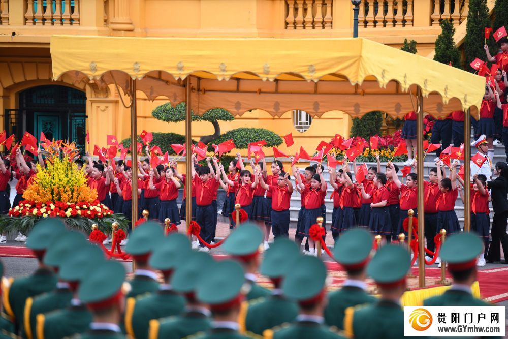 习近平出席苏林举行的欢迎仪式(图1) 习近平出席苏林举行的欢迎仪式(图1)