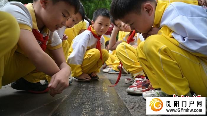 贵阳小学生户外课堂寻迹城垣历史故事(图2)