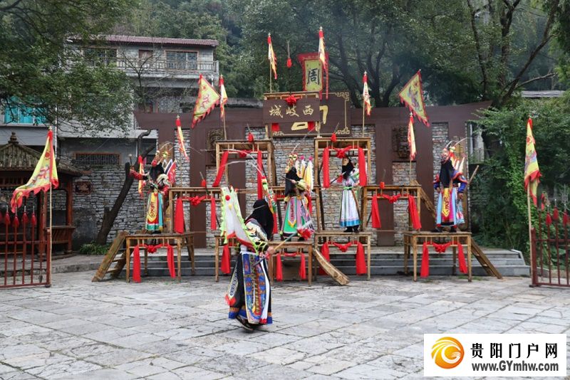 第16届海峡两岸暨港澳地区艺术论坛嘉宾走进安顺(图2) 第16届海峡两岸暨港澳地区艺术论坛嘉宾走进安顺(图2)