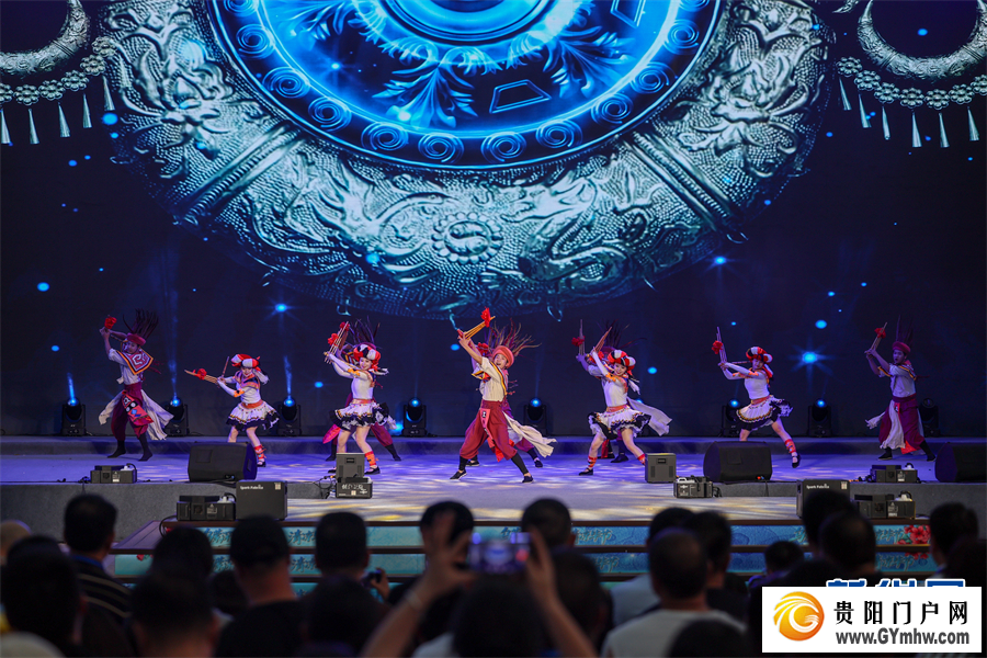 贵州毕节：响水滩“村晚”唱响夏日清凉(图2)
