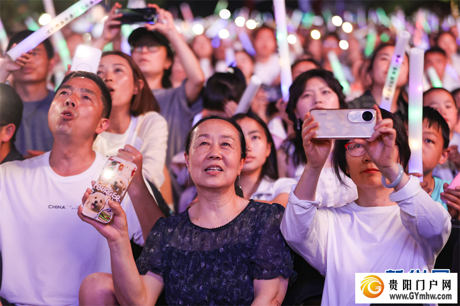 贵州毕节：响水滩“村晚”唱响夏日清凉(图5)