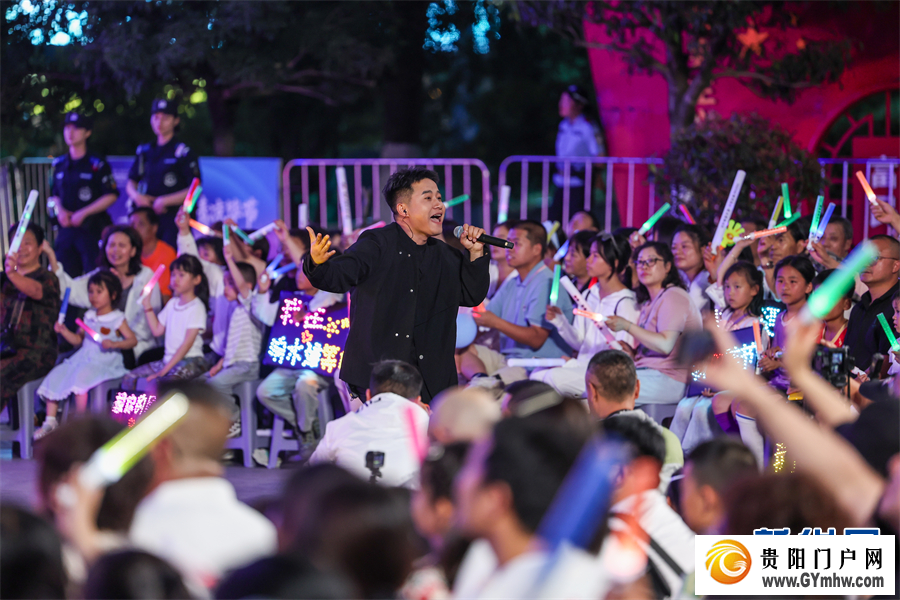 贵州毕节：响水滩“村晚”唱响夏日清凉(图6)